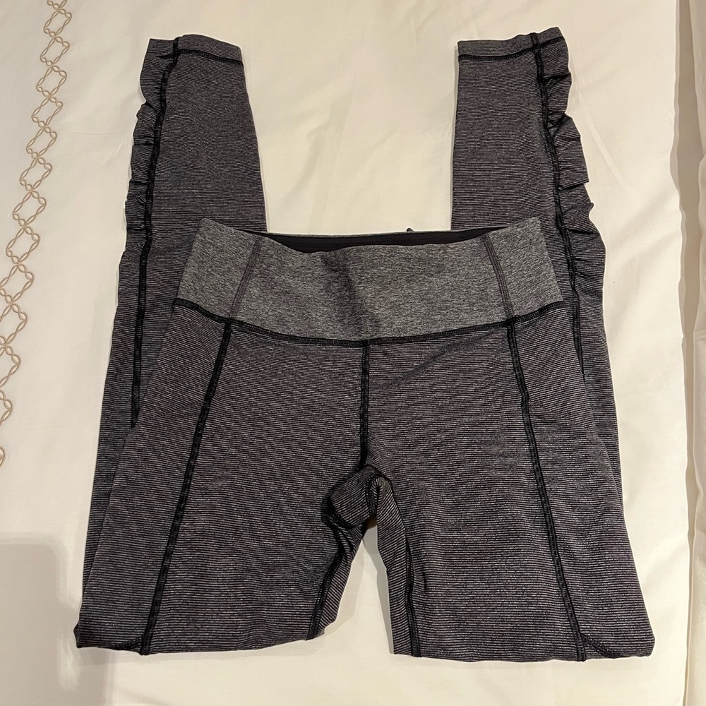 LULU LEMON GREY RUCHED BOTTOM LEGGINGS WITH SIDE POCKETS SIZE 4